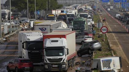 Camioneros Alicantinos Atrapados en Valencia: Casi Mil Conductores en Espera