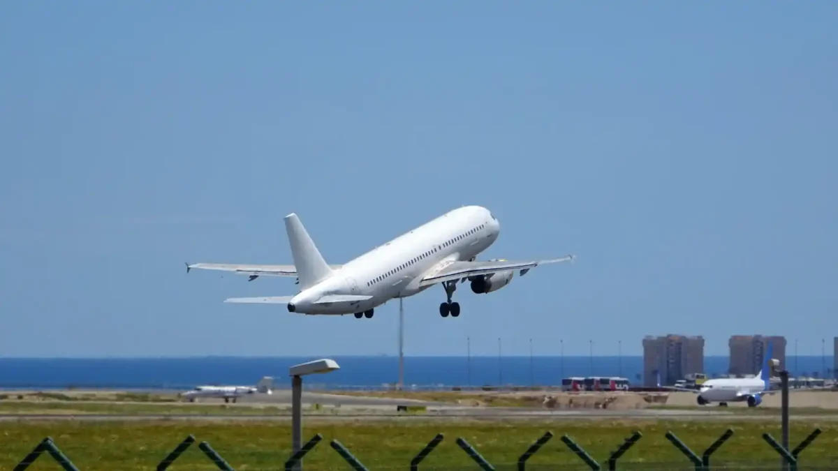 Pasajero violento obliga a desviar vuelo Alicante-Glasgow a Santander ✈️