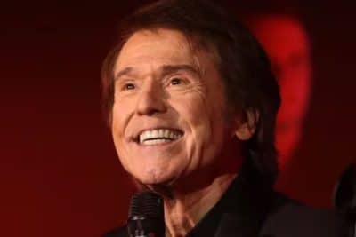 Raphael hospitalizado tras sufrir un infarto cerebral en pleno rodaje de 'La Revuelta'