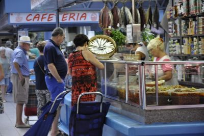 Horarios especiales en los Mercados de Alicante por Navidad: ¡Más tiempo para comprar!