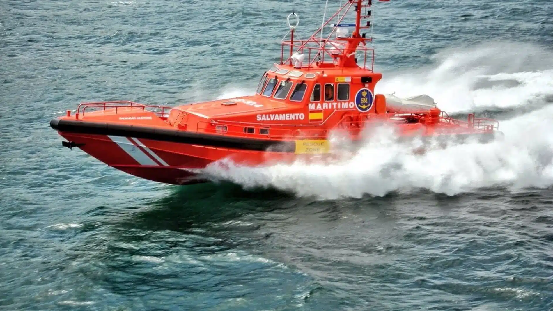 Alicante: una patera con una mujer embarazada y siete varones desembarca en la playa del Postiguet 🏖️⚓