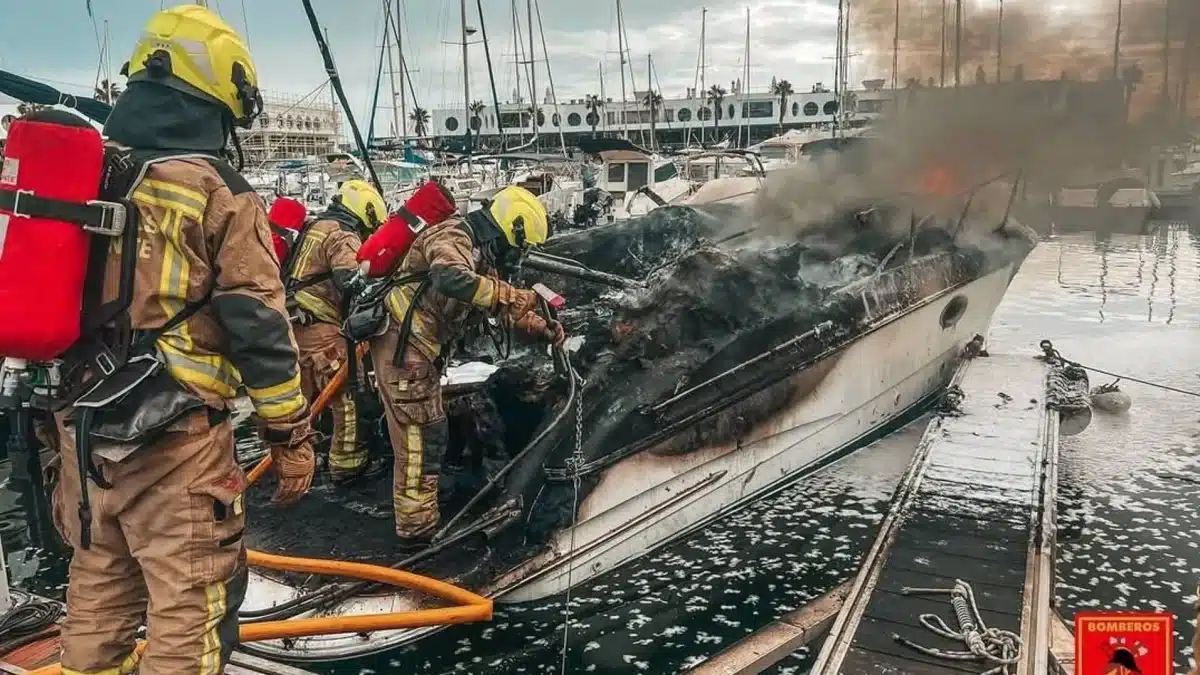 Barco arde en el Puerto de Alicante tras explotar el motor