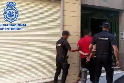 Dos Marroquíes Quedan en Libertad Tras Ser Detenidos por Tirotear a un Joven y Tráfico de Drogas en Alicante 🚔💊