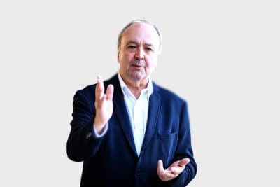 Del efecto “semáforo” de sus corbatas estridentes a la mirada al infinito en situaciones complicadas