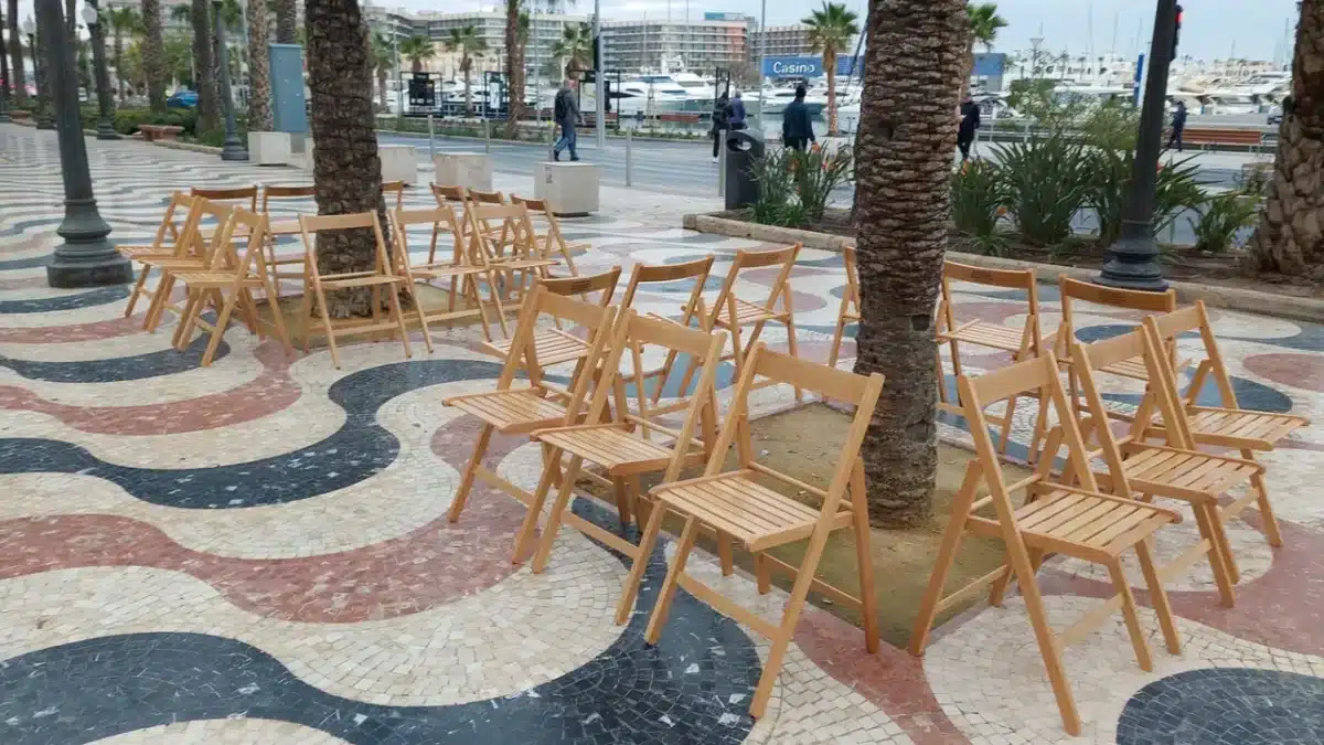 Sillas de madera regresan a la Explanada de Alicante: Un clásico alicantino