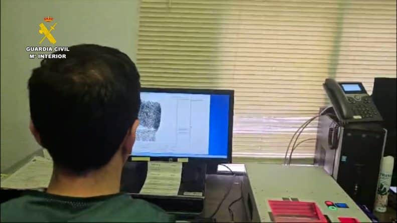 retener a una persona durante cinco horas para desvalijarla