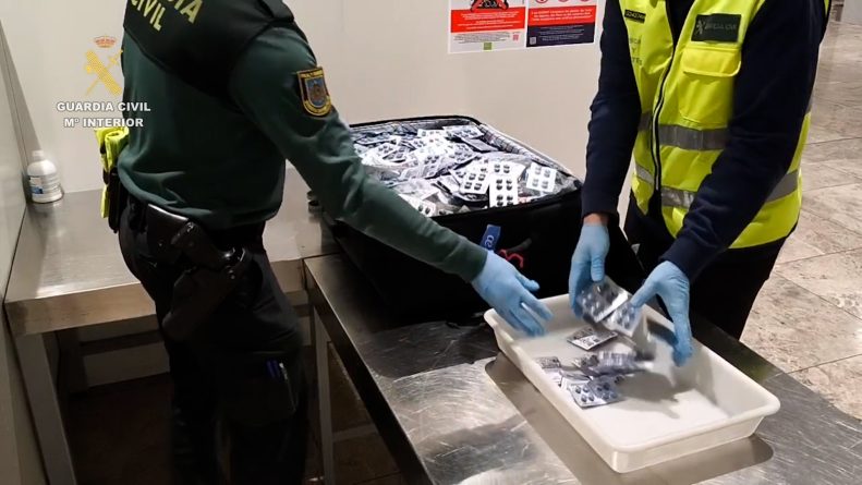  transportar ilegalmente cerca de 20.000 pastillas