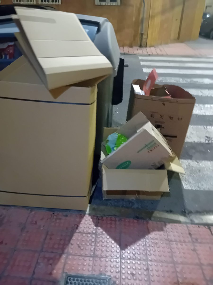 Denuncian injustamente a una mujer de 80 años por dejar cajas de cartón
