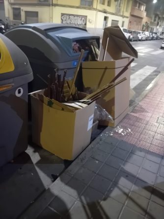 Denuncian injustamente a una mujer de 80 años por dejar cajas de cartón junto a un contenedor en Benalúa