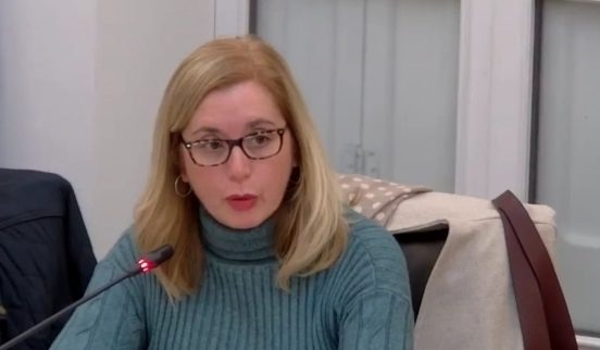 El Grupo Municipal Vox Crevillente se vuelve a desmarcar totalmente de la colocación de banderas lgtb, en las instalaciones deportivas municipales
