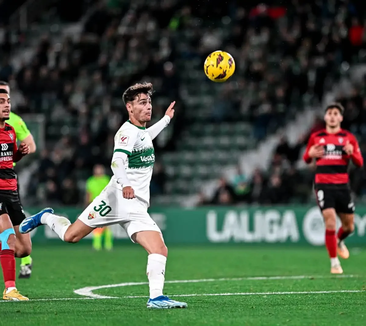 Mirandés golea al Elche C.F. en una exhibición de fútbol contundente