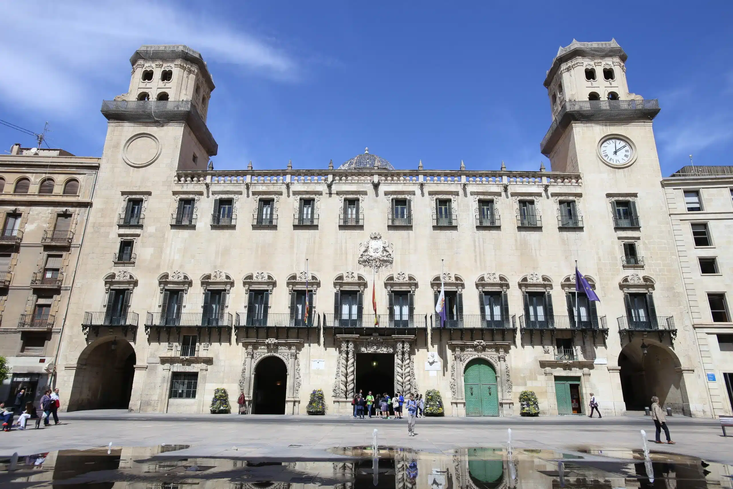 Un bar de la plaza del Ayuntamiento de Alicante sufre dos robos en menos de dos semanas