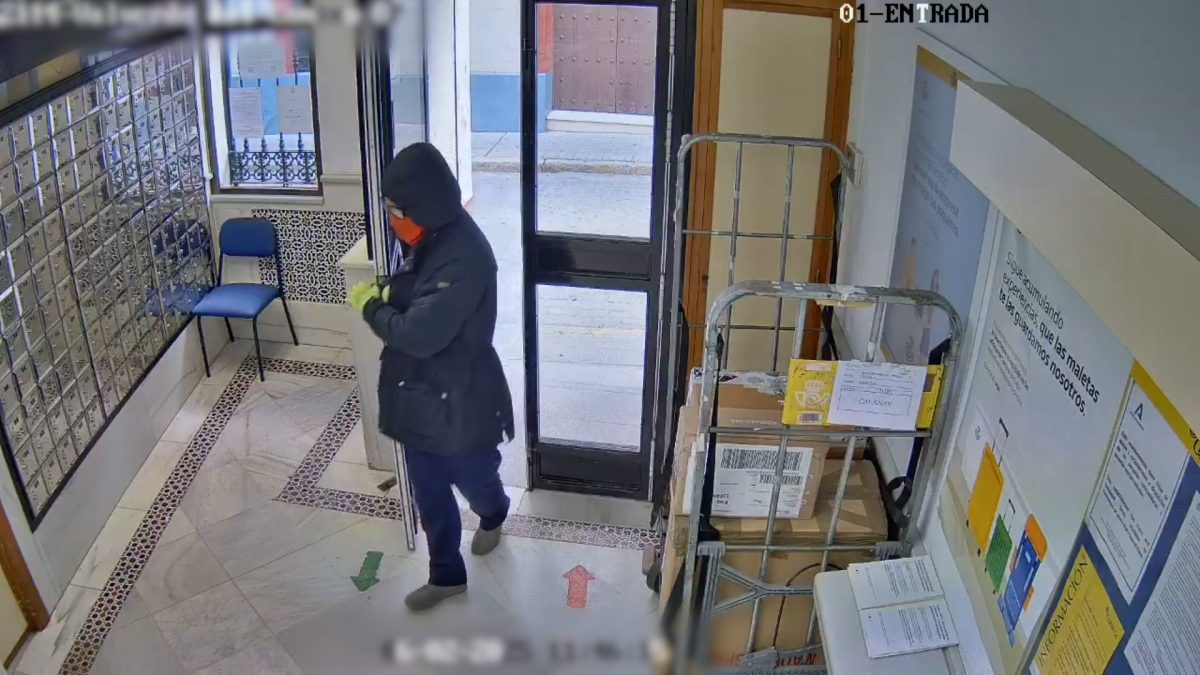Detenido un individuo por atracar una sucursal de correos de Huelva con un cuchillo de grandes dimensiones
