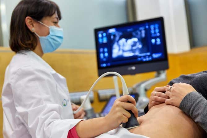 La congelación de semen y óvulos aumenta la posibilidad de ser padres después de superar el cáncer