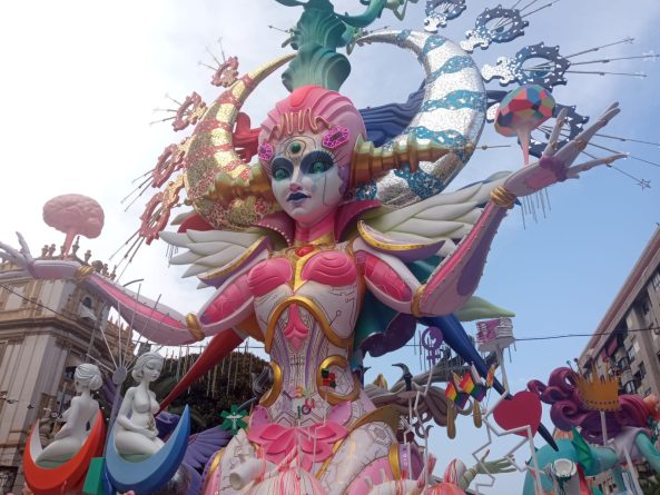 El ganador de la categoría especial de Fallas diseñará la hoguera de Diputació Renfe en Alicante