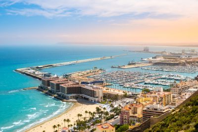 Generalitat Valenciana retira la licencia a casi 900 pisos turísticos, con Alicante como la más afectada