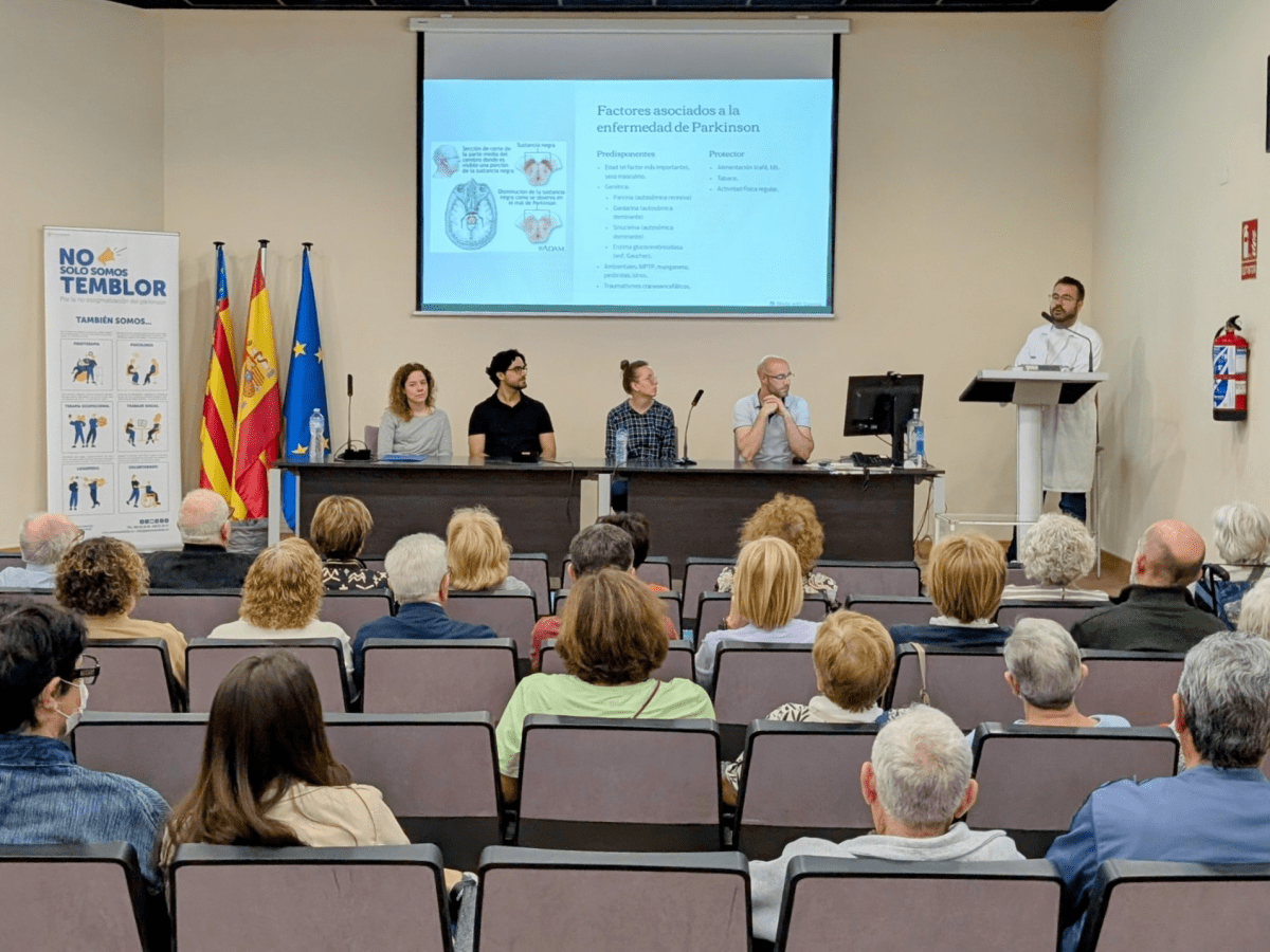 El centro de salud de Altabix conmemora el Día Mundial del Párkinson con una jornada informativa organizada junto a la asociación de pacientes de Elche