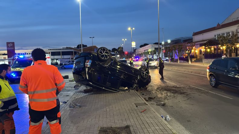 Accidente de tráfico en Elda: dos vehículos implicados en una carrera ilegal