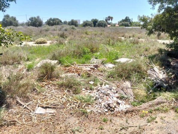 Santa Faz: Vecinos critican la improvisación del Ayuntamiento en la limpieza de la escombrera ilegal