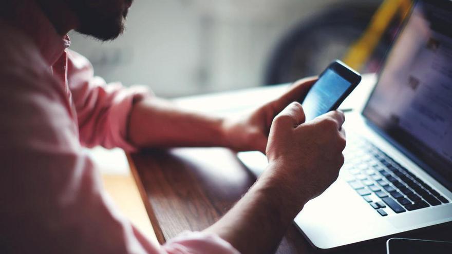 Alerta de la Guardia Civil: estafadores vacían cuentas bancarias tras robar la conexión del móvil