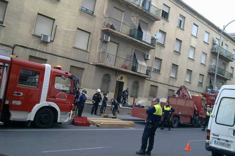 Alicante: Se derrumba el muro de contención de una urbanización y deja graves daños