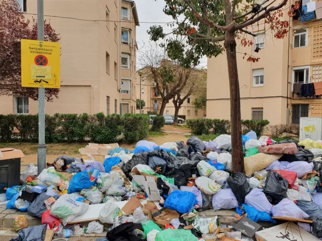 Basura acumulada a las puertas de un colegio en Alicante: Padres y vecinos protestan