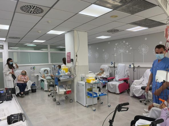 El Hospital General de Elche imparte talleres de bienestar emocional y autocuidado a pacientes que reciben tratamiento en sus hospitales de día