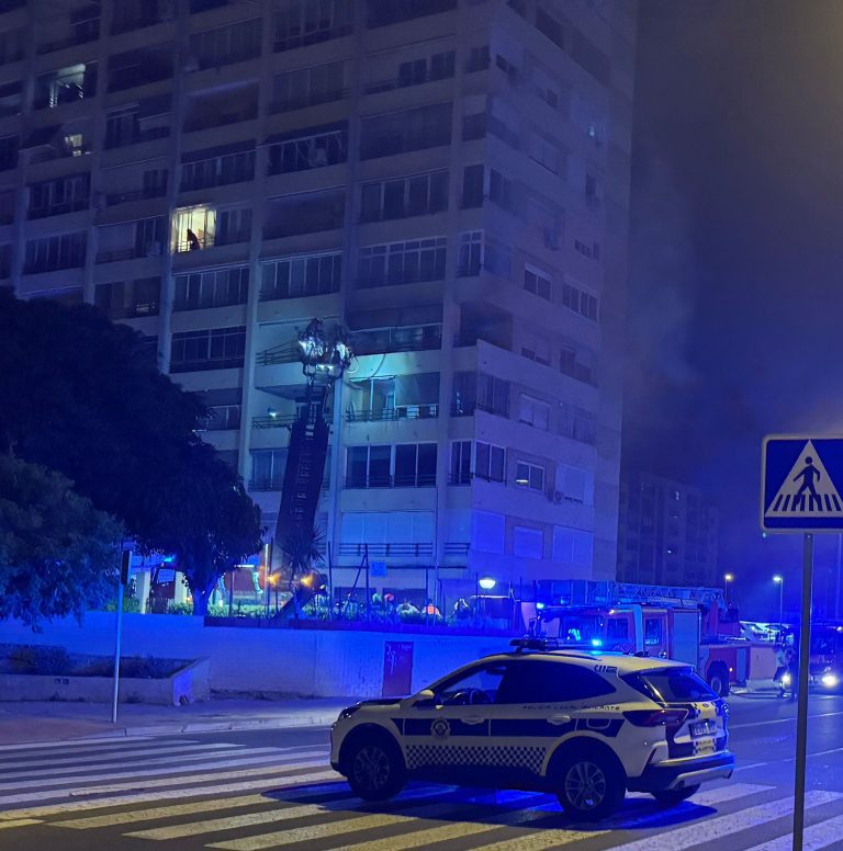 Incendio en un edificio de San Juan moviliza a los servicios de emergencia durante la noche