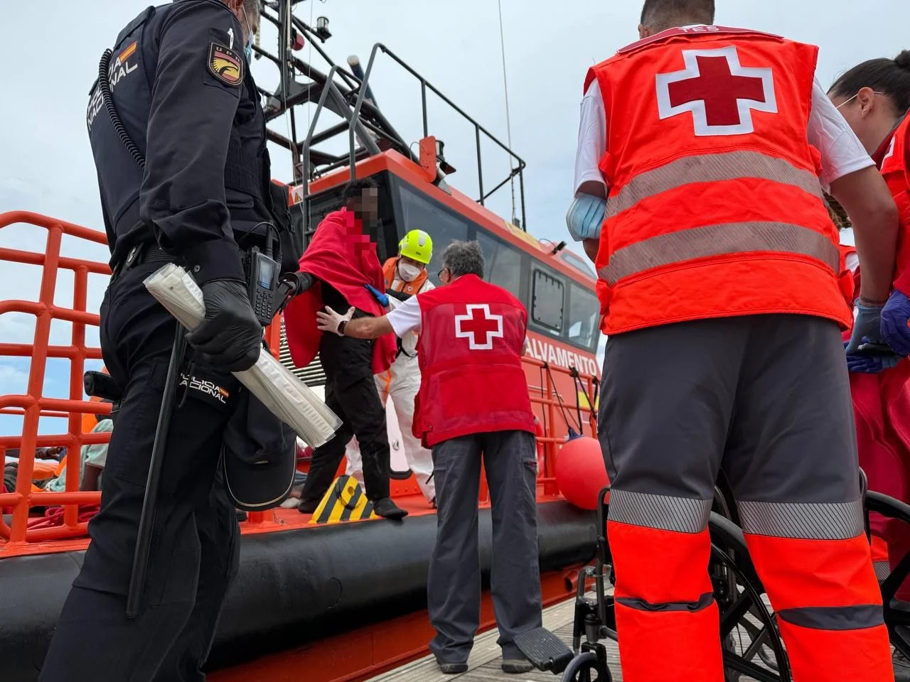 Rescatados 14 inmigrantes interceptados en el mar frente a Alicante