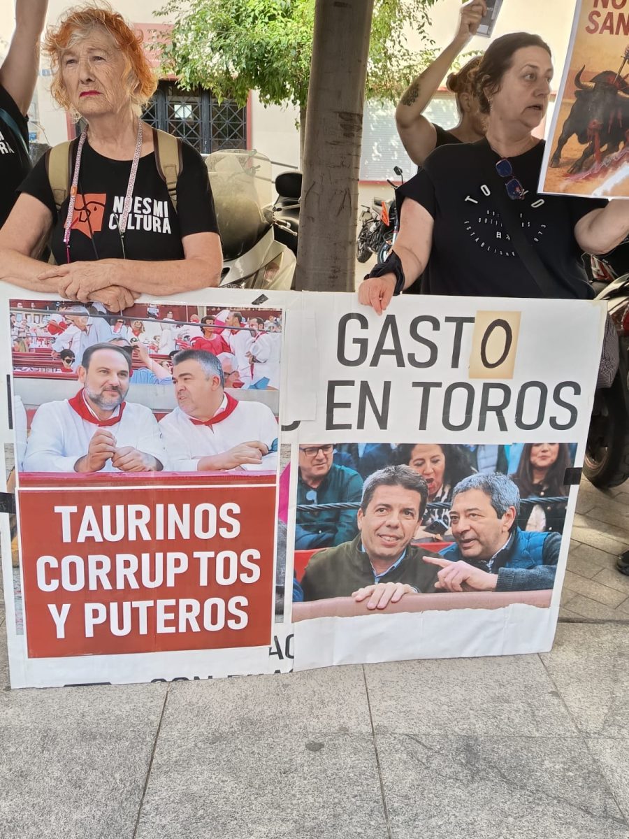 Hogueras sin sangre” Protesta antitaurina en Alicante contra las corridas subvencionadas con dinero público