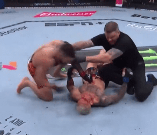 Ilia Topuria noquea a Charles Oliveira en dos minutos