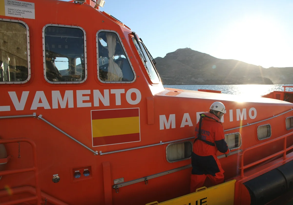 Inmigrantes heridos por quemaduras en dos pateras localizadas en Alicante: 13 afectados