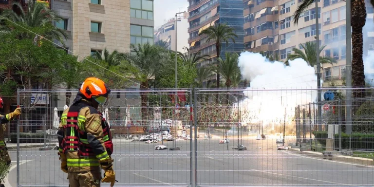 Mascletà de las Hogueras 2025 reúne aplausos y respaldo político en su segunda jornada