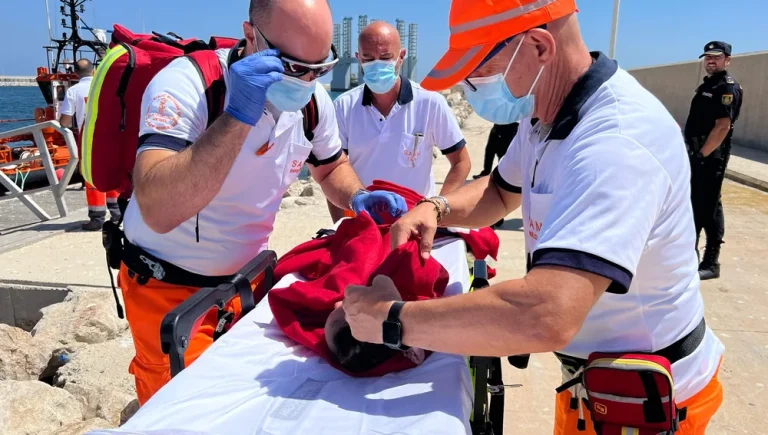 Migrantes patera Alicante: drama humanitario con cinco víctimas al llegar al puerto