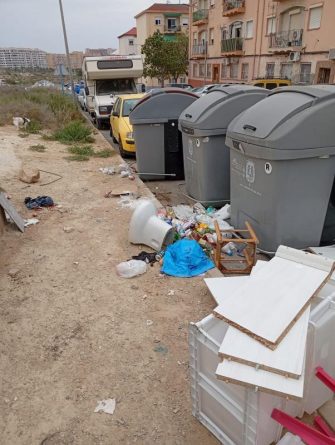Una vecina de Alicante denuncia la acumulación de basura en el barrio San Francisco de Asís