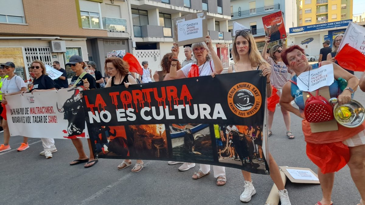 Vecinas y vecinos de Ondara, hoy nos reunimos para alzar la voz en defensa de quienes no pueden hacerlo