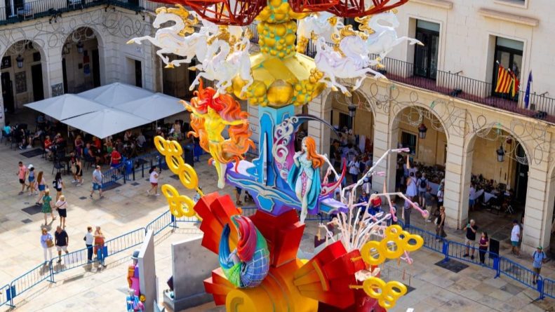 Vive las Hogueras de Alicante en À Punt
