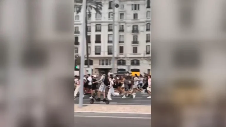Erra y Juan Beato colapsan las calles de Alicante: Su viaje en patinete atrae a cientos de seguidores