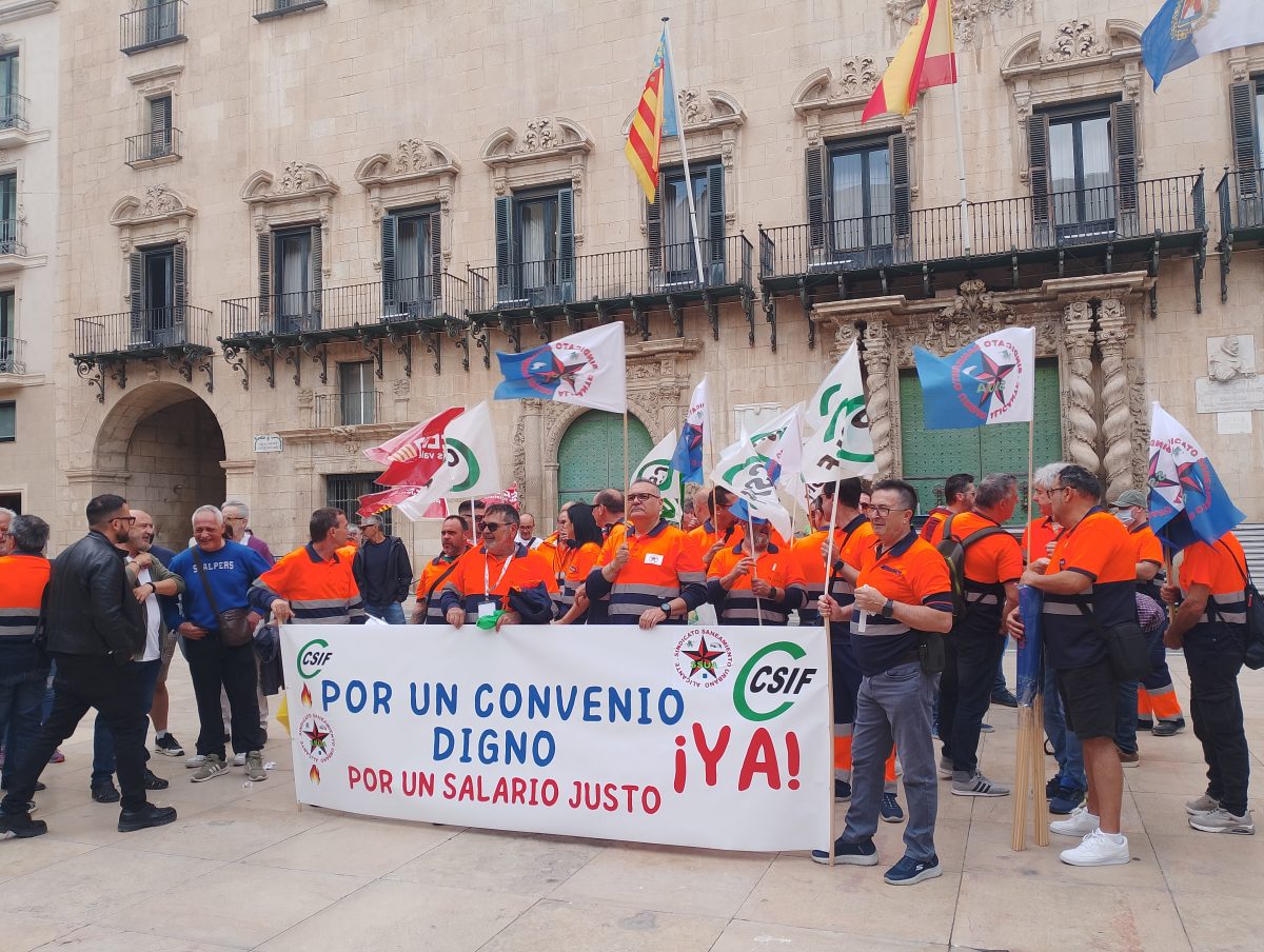 El Hospital General Universitario de Elche ha celebrado este viernes el acto de bienvenida de los 67 internos residentes que iniciarán su formación en el centro ilicitano, así como la despedida de los 55 especialistas que finalizan su formación este año. De los residentes que concluyen su periodo formativo, 40 se han formado en Medicina (MIR), 4 en Farmacia (FIR), 1 en Química (QIR), 2 en Psicología (PIR) y 8 en Enfermería (EIR). El acto ha sido inaugurado por el director gerente del Departamento de Salud Elche-Hospital General, Andrés Navarro, quien ha estado acompañado por el director médico, Carlos Martínez Pastor, la directora de Enfermería, Carolina Garrido, y el jefe de estudios del departamento, el doctor Félix Gutiérrez. El Hospital General Universitario de Elche destaca por su labor docente y su experiencia acumulada a lo largo de sus 47 años como centro acreditado para la formación de especialistas. Durante estas casi cinco décadas, el centro ilicitano se ha consolidado como un lugar de reconocido prestigio para la formación de futuros profesionales. Actualmente, el departamento ofrece formación de posgrado para la obtención del título de especialista en un total de 32 especialidades médicas, de farmacia, psicología y enfermería.