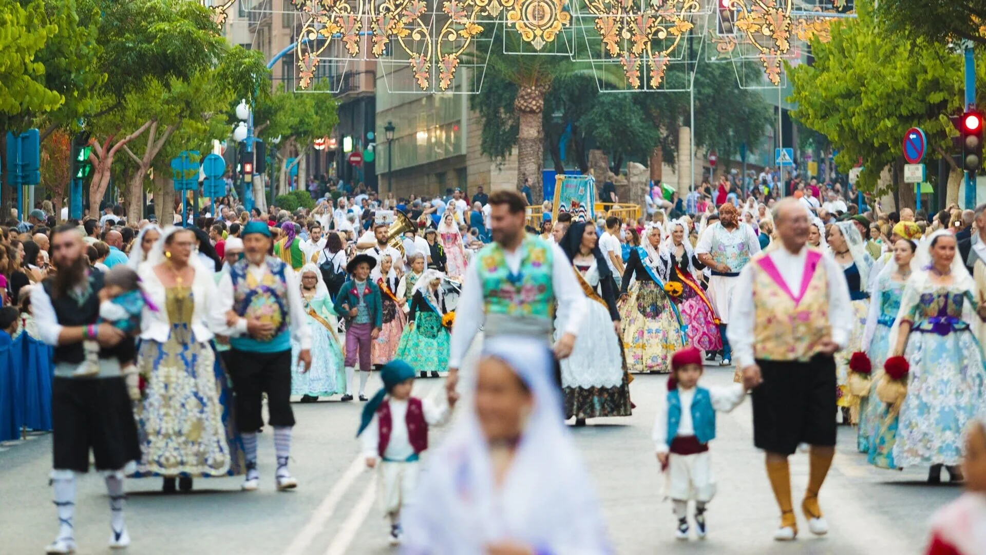 La oferta se completa con programas especiales de radio y televisión