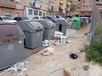 Una vecina de Alicante denuncia la acumulación de basura en el barrio San Francisco de Asís