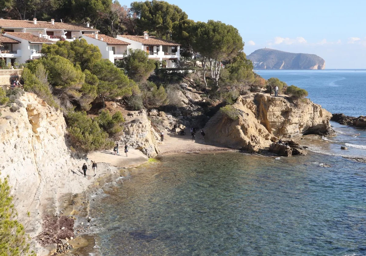 Hallan el cadáver de un hombre flotando en una cala de Alicante: lo encuentra un bañista