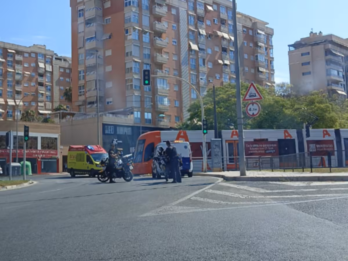 Mujer de 79 años herida al ser atropellada por un TRAM en la glorieta Paqui Veza de Alicante