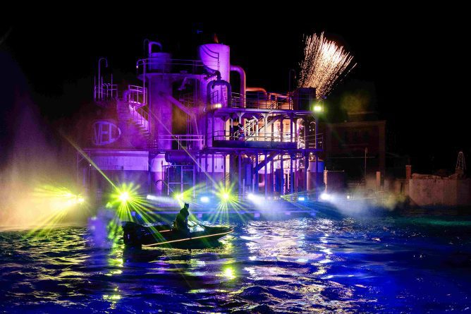 Nuevo show nocturno en Parque Warner: llega “Justice League: Rise of the Penguin”