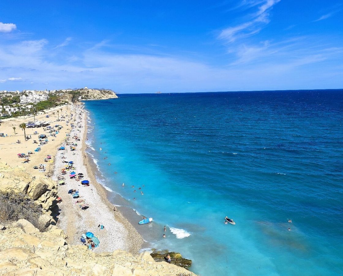 Playa Paraíso en Villajoyosa: La Joya Escondida de Alicante con Aguas Turquesas