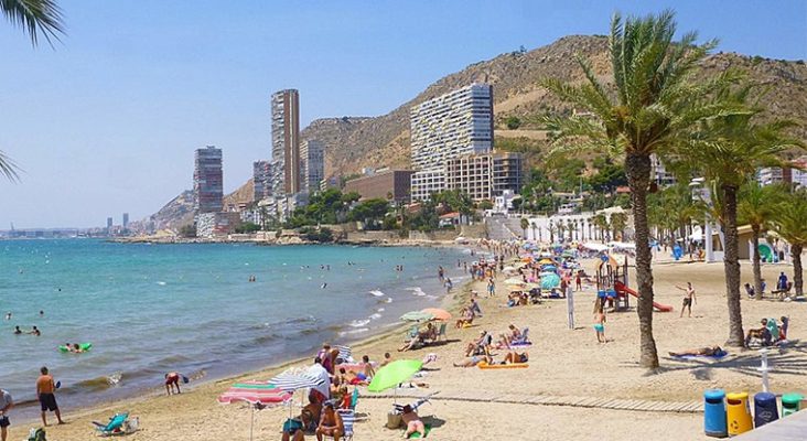 Playa de la Albufereta en Alicante: Abandono y Falta de Servicios en Plena Temporada Turística