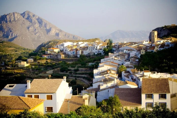 Tárbena: El Pueblo Alicantino que Roba el Corazón entre Almendros y Montañas