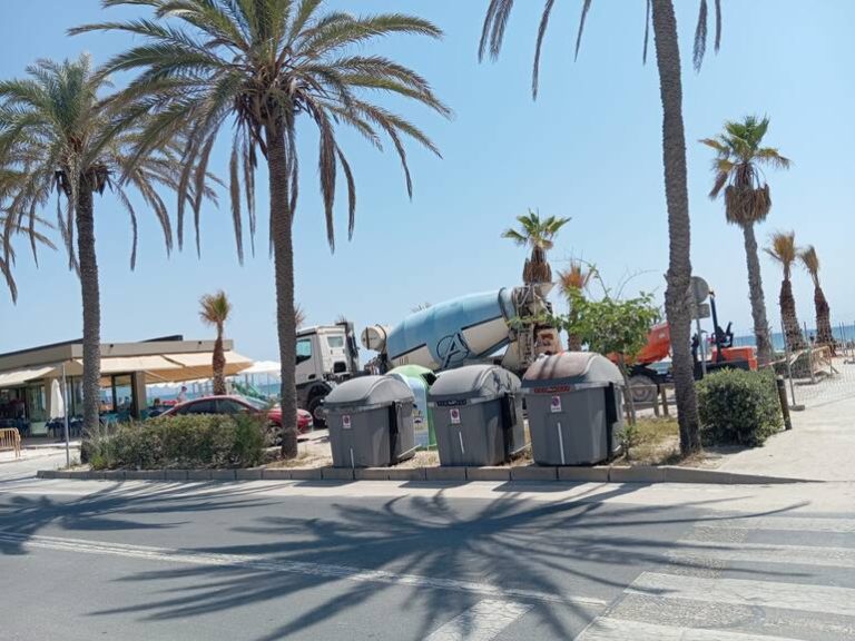 Aguas de Alicante Actúa con Urgencia para Reparar un Gran Socavón en Playa de San Juan: Hosteleros en Crisis
