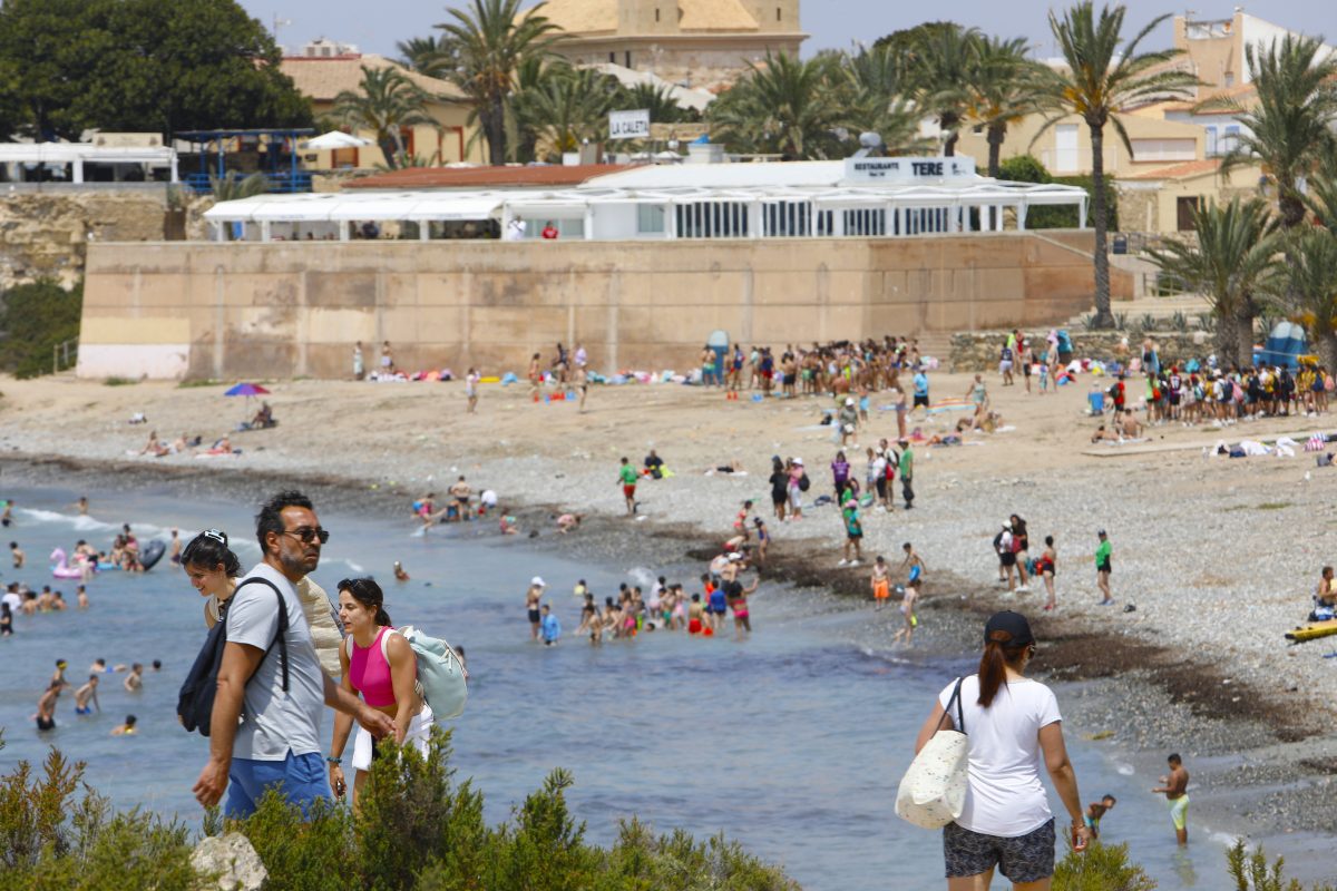 Polémica en Tabarca: Un Empleado de Playas Vincula el Acceso a la Playa con la Ideología Política
