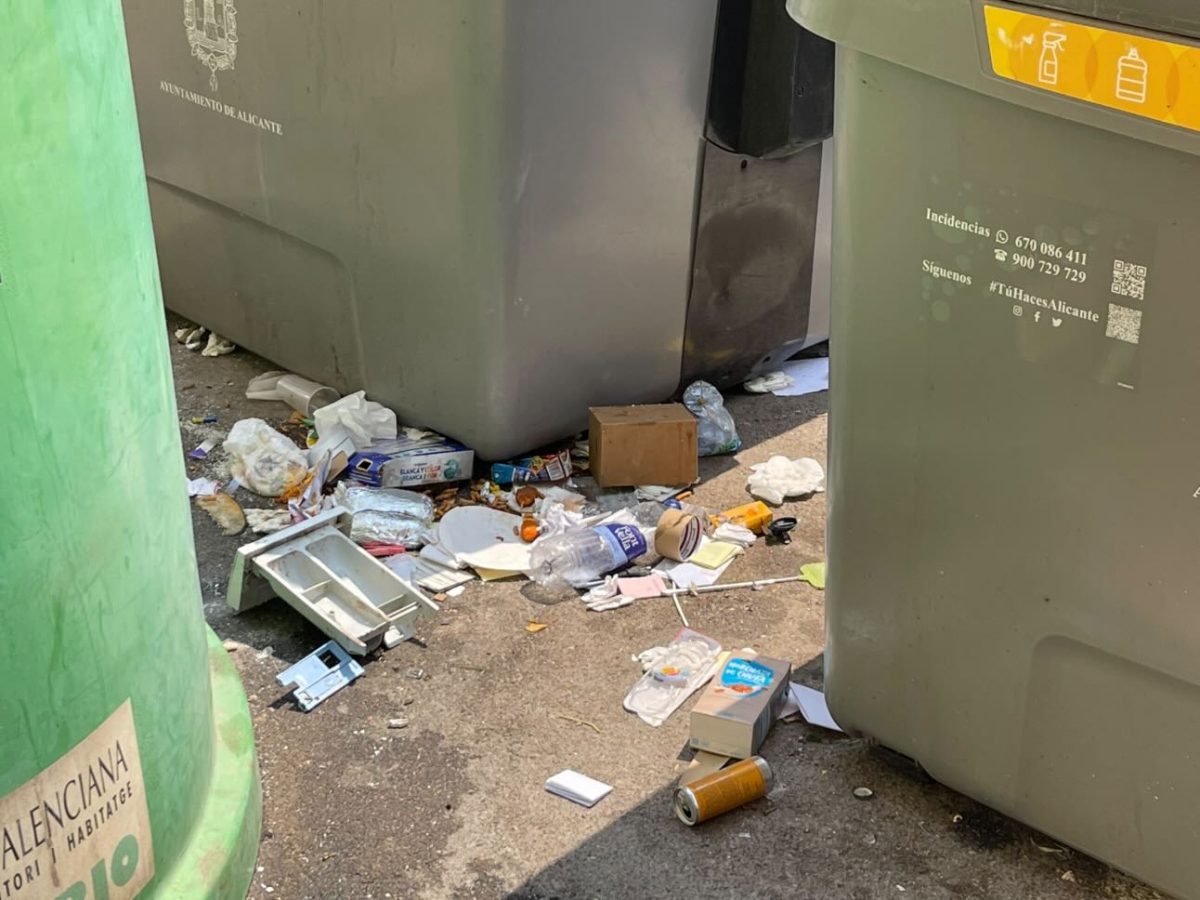 Vecinos de Los Ángeles denuncian la ubicación de contenedores de basura frente a sus viviendas